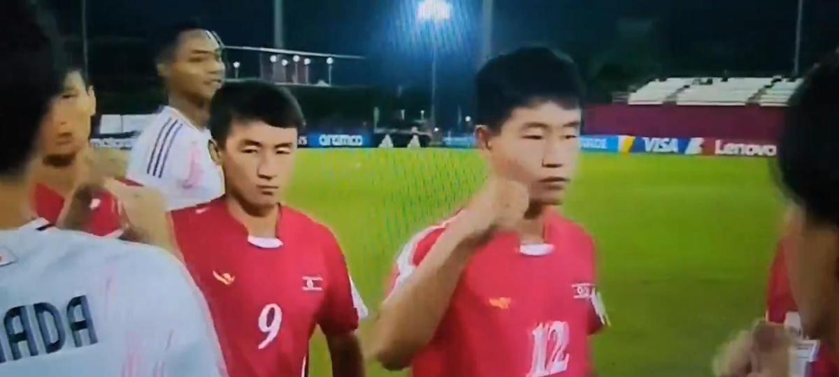 Imagen del saludo entre Japón y Corea del Norte sub 17.