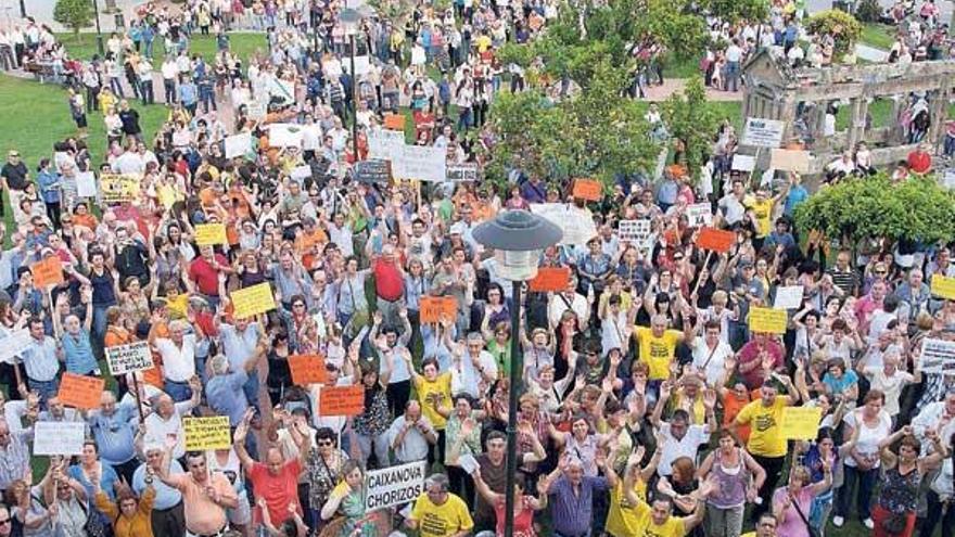 La gente que concluyó la marcha se concentró en los jardines del Concello.  // Gonzalo Núñez