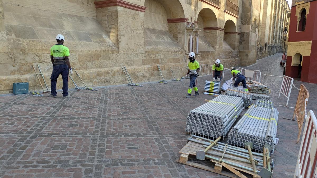 Trabajadores esta mañana junto a la fachada sur de la Mezquita-Catedral.