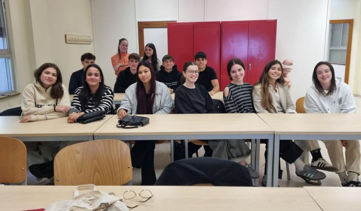 En primera fila, por la izquierda, Cristina Ordiz, Nerea Prieto, Michelle Martínez, Ainara Fernández, Lidia Fernández, Sandra Marcos y Miranda Rodríguez. Detrás, en el mismo orden, Armando Fernández, Miranda Rodríguez, Alejandro Rivera, Nora Álvarez, Yago Dupla y Juan Méndez, alumnos de Imagen para el Diagnóstico y Medicina Nuclear. | X. F.