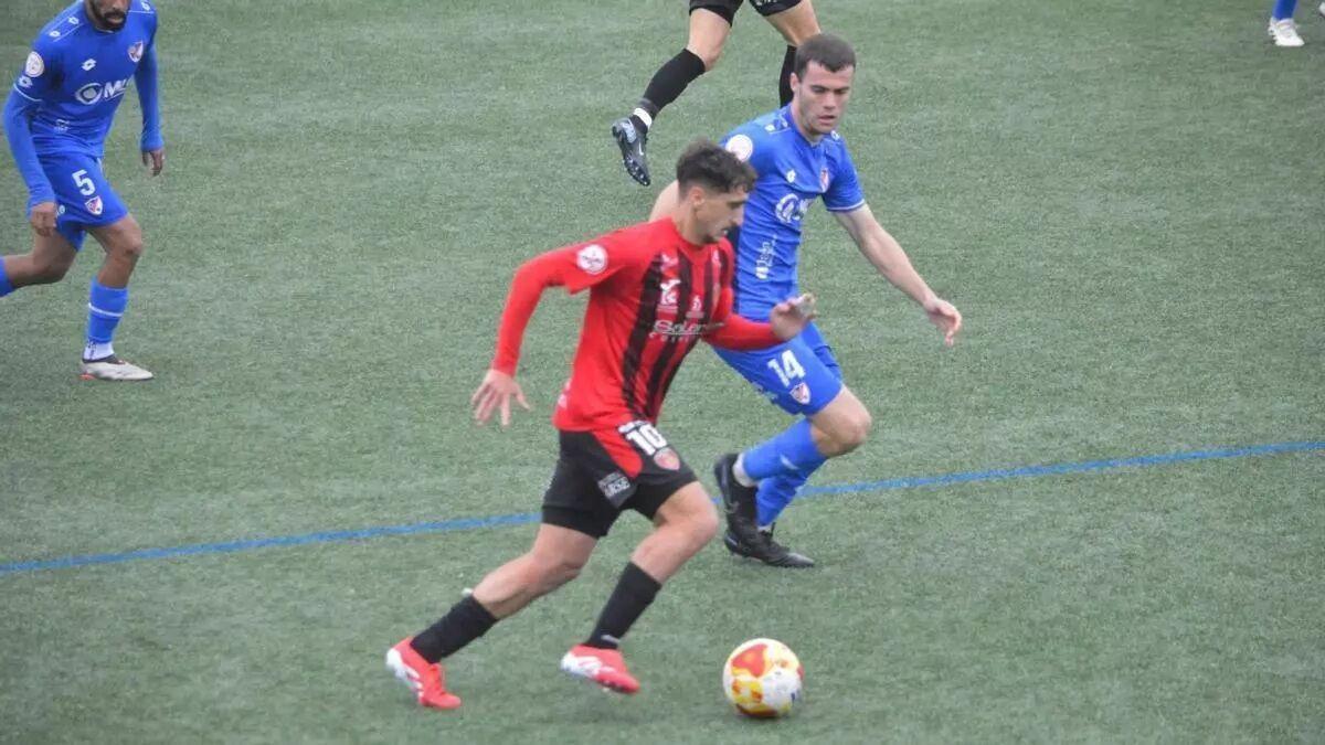 Un lance del encuentro entre el Salerm Puente Genil y el Linares Deportivo
