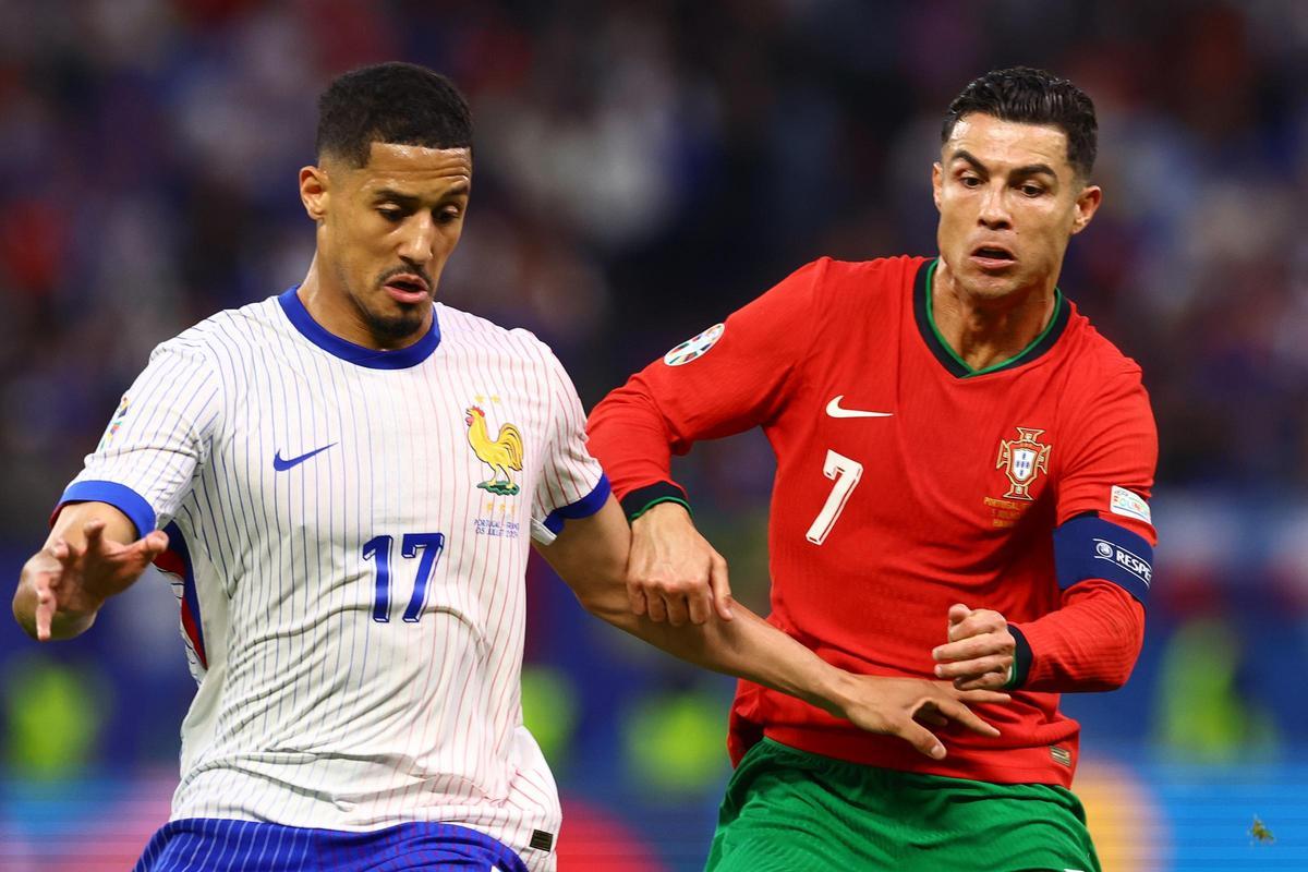 William Saliba defiende a Cristiano Ronaldo en un partido de selecciones