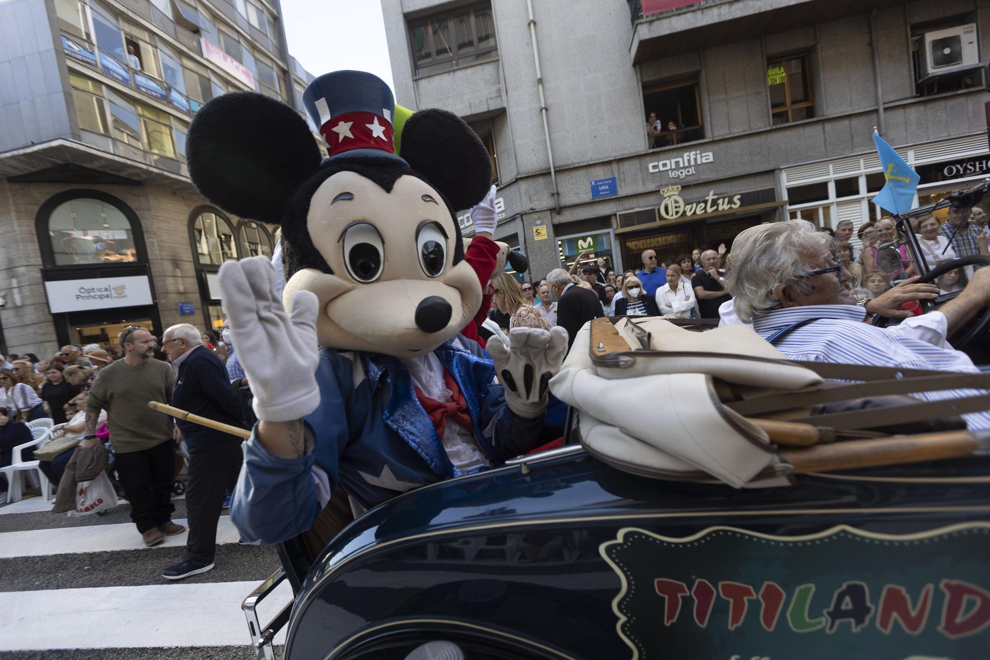 En Imágenes: El Desfile del Día de América llena las calles de Oviedo en una tarde veraniega