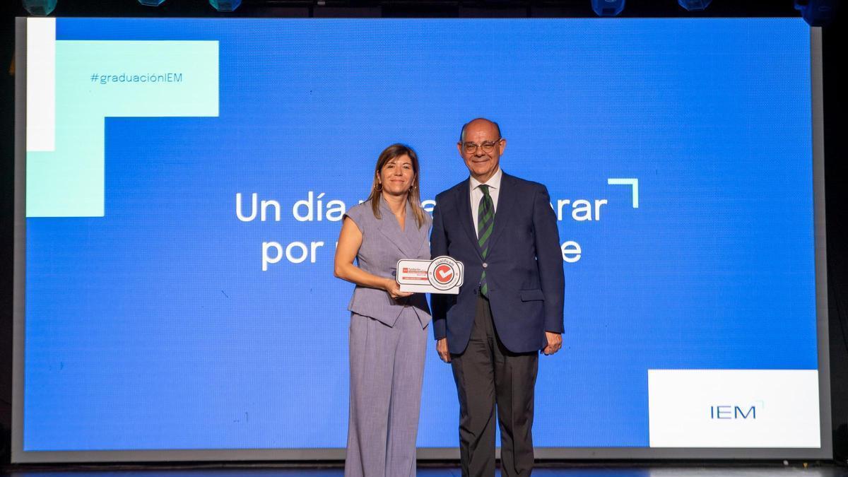 Jorge Ruiz AEEN entrega CUALIFICAM a Carmen Tarin IEM.