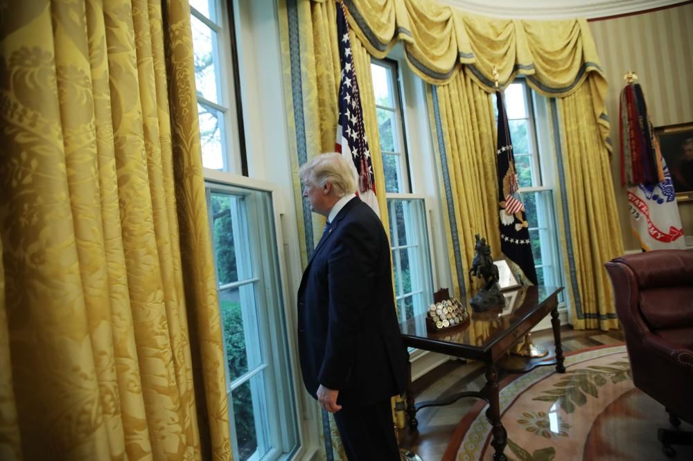 Donald Trump, contemplativo, mira por la ventana del Despacho Oval.