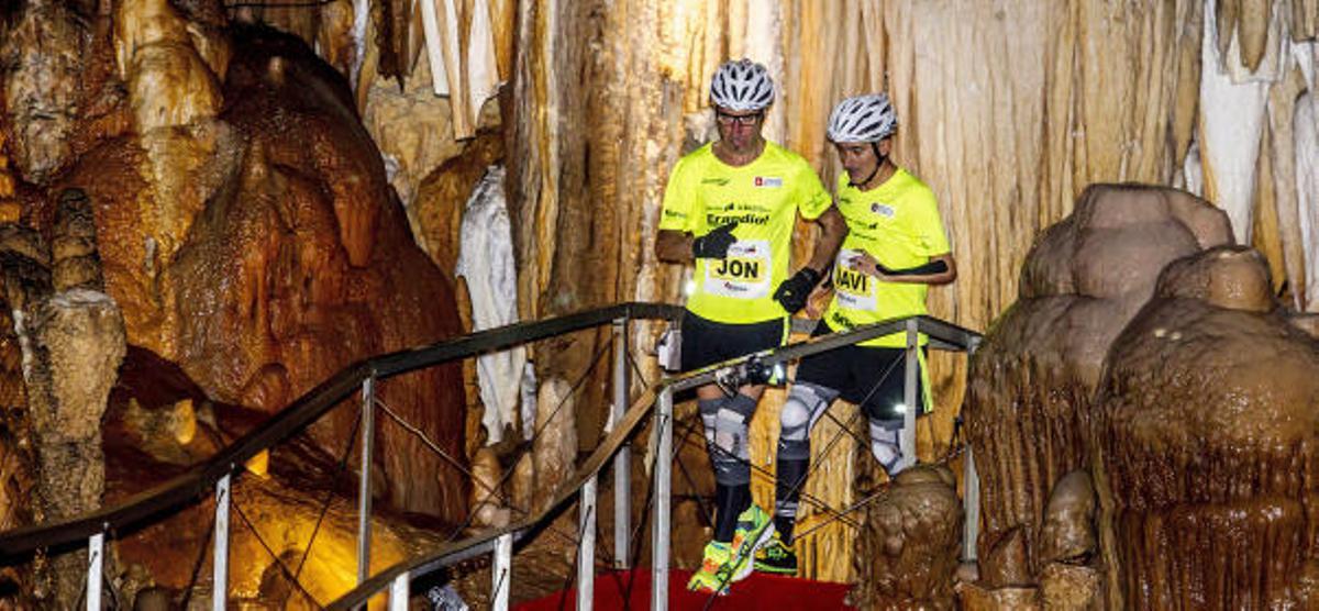Un paralímpico y un ertzaina corren un maratón dentro de una cueva