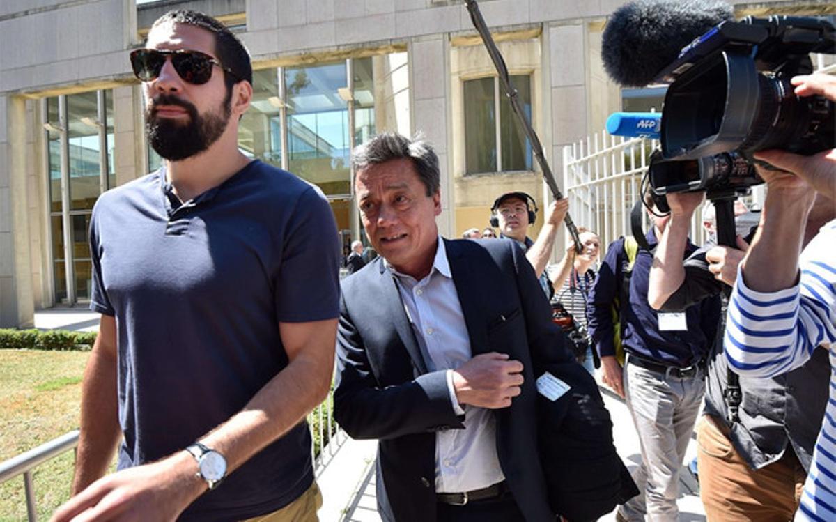 Karabatic, este lunes, a la salida de los juzgados en Montpellier