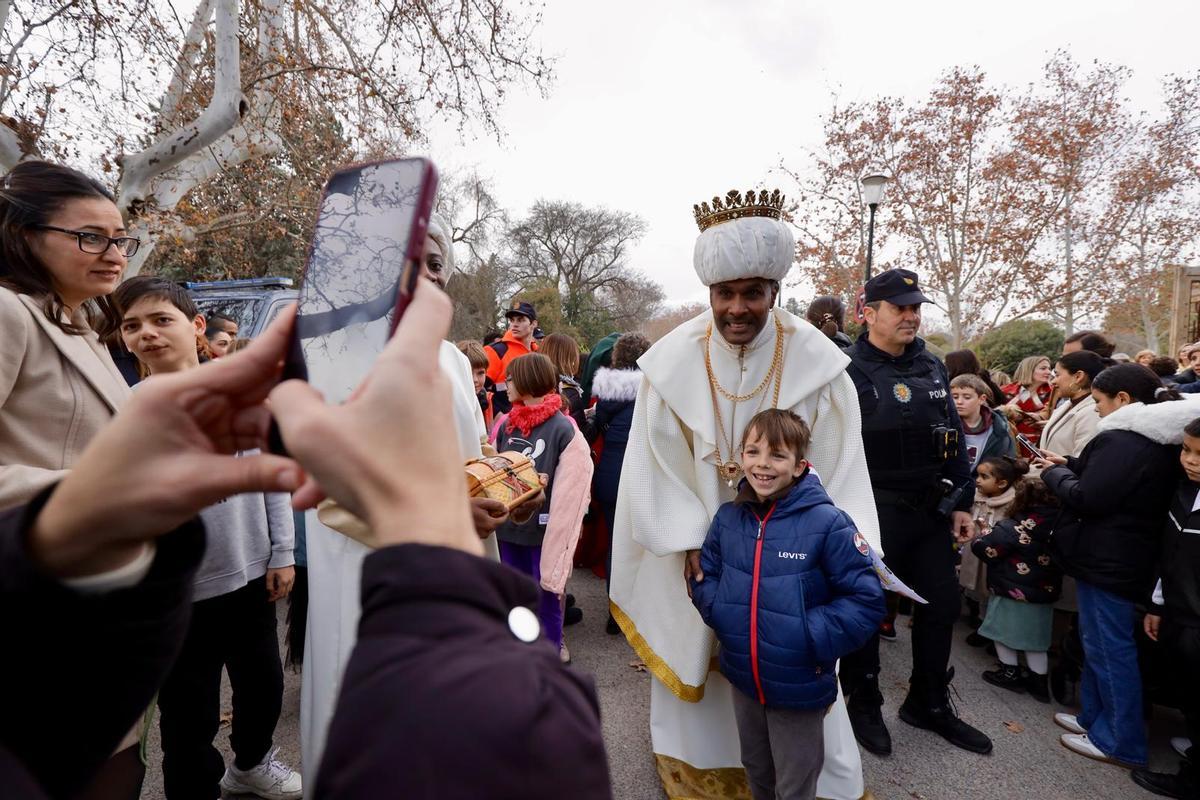 En imágenes | Los Reyes Magos ya están en Zaragoza: miles de familias los reciben en el Parque Grande
