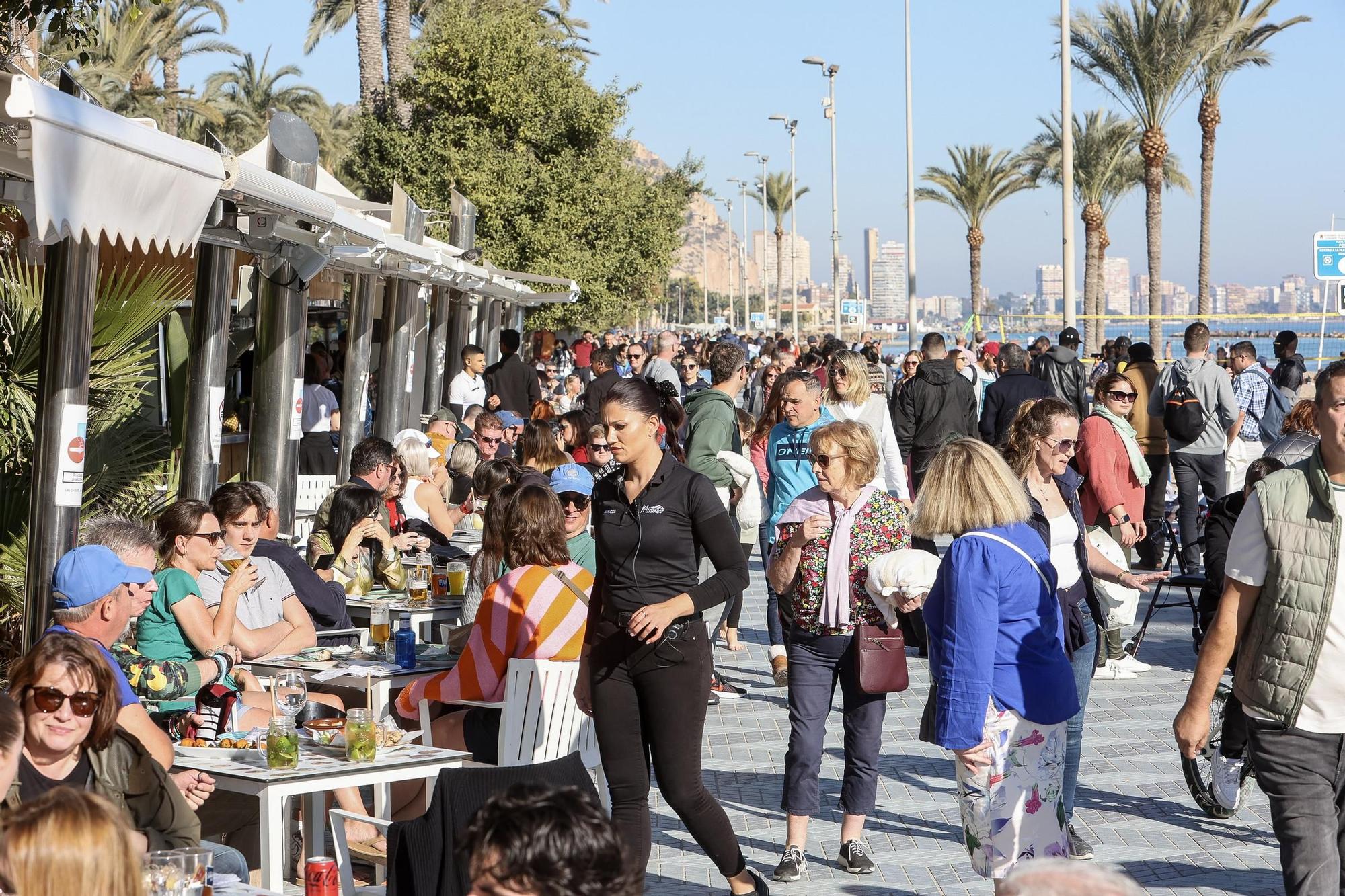 Ambiente en la playa del postiguet el día de Navidad