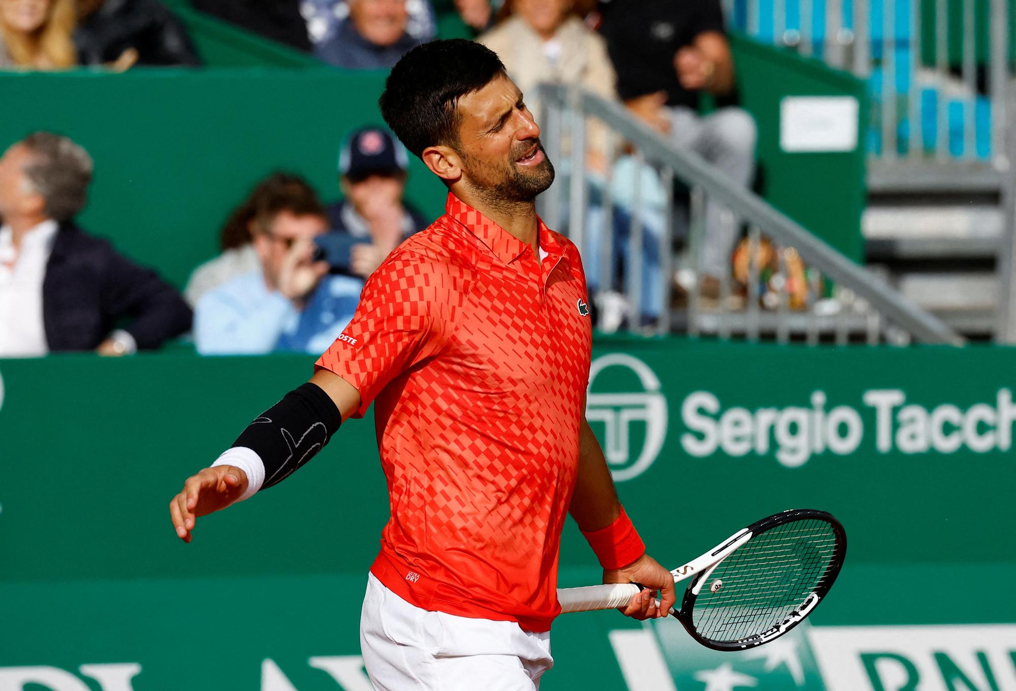 El tenista serbio Novak Djokovic se lamenta durante el Masters de Montecarlo.