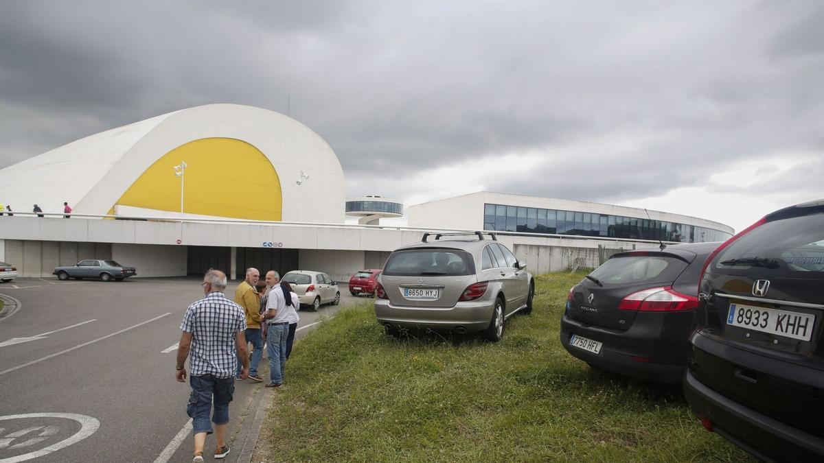 Vehículos aparcados antes del acceso al parking del Niemeyer, en una imagen de archivo.