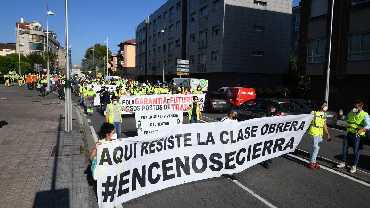 Trabajadores de Ence y auxiliares cortan el tráfico en los accesos a Pontevedra