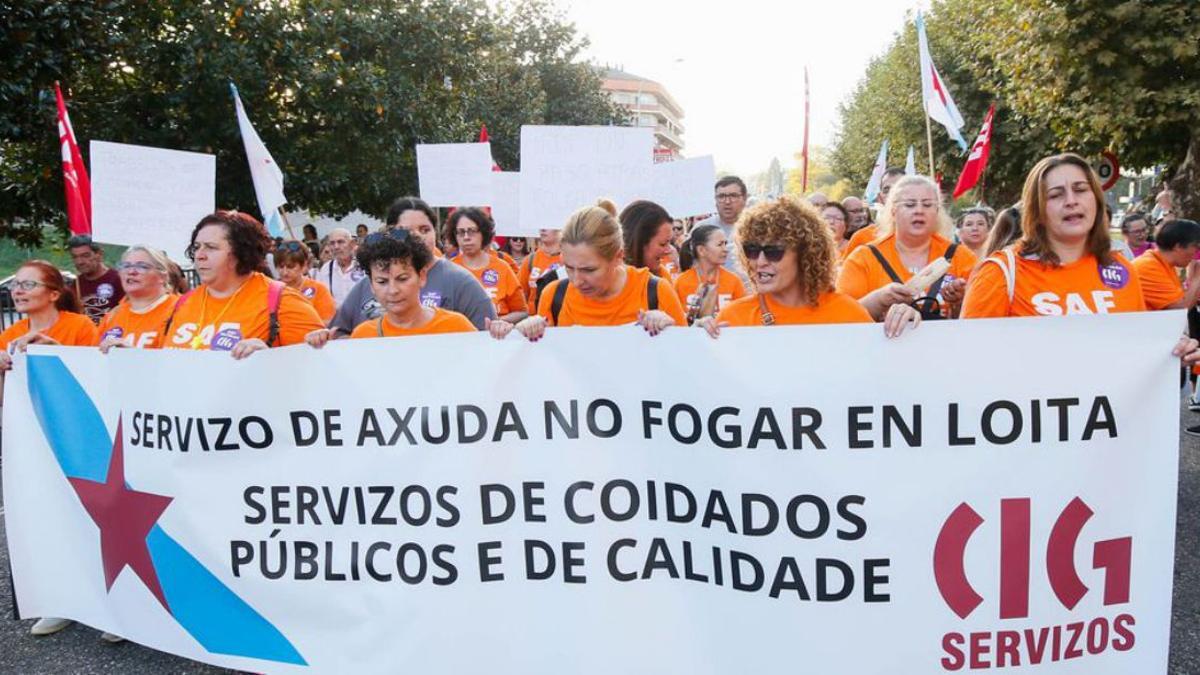 Manifestación del SAF de Ponteareas celebrada ayer tarde por las calles de la villa.