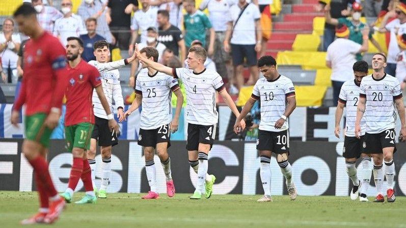 Los jugadores de Alemania festejan un gol ante la decepción de Cristiano.