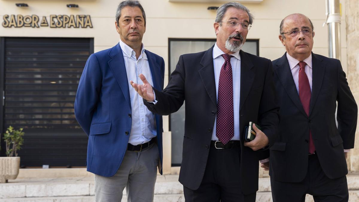 Vicente Barrera (a la izquierda de la imagen), junto a Flores y Gil Lázaro.