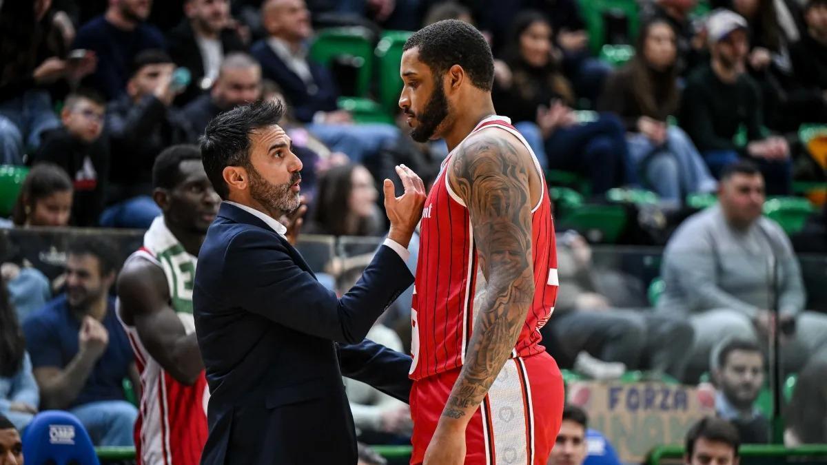 Ramírez, dando instrucciones a Joel Soriano durante un duelo europeo