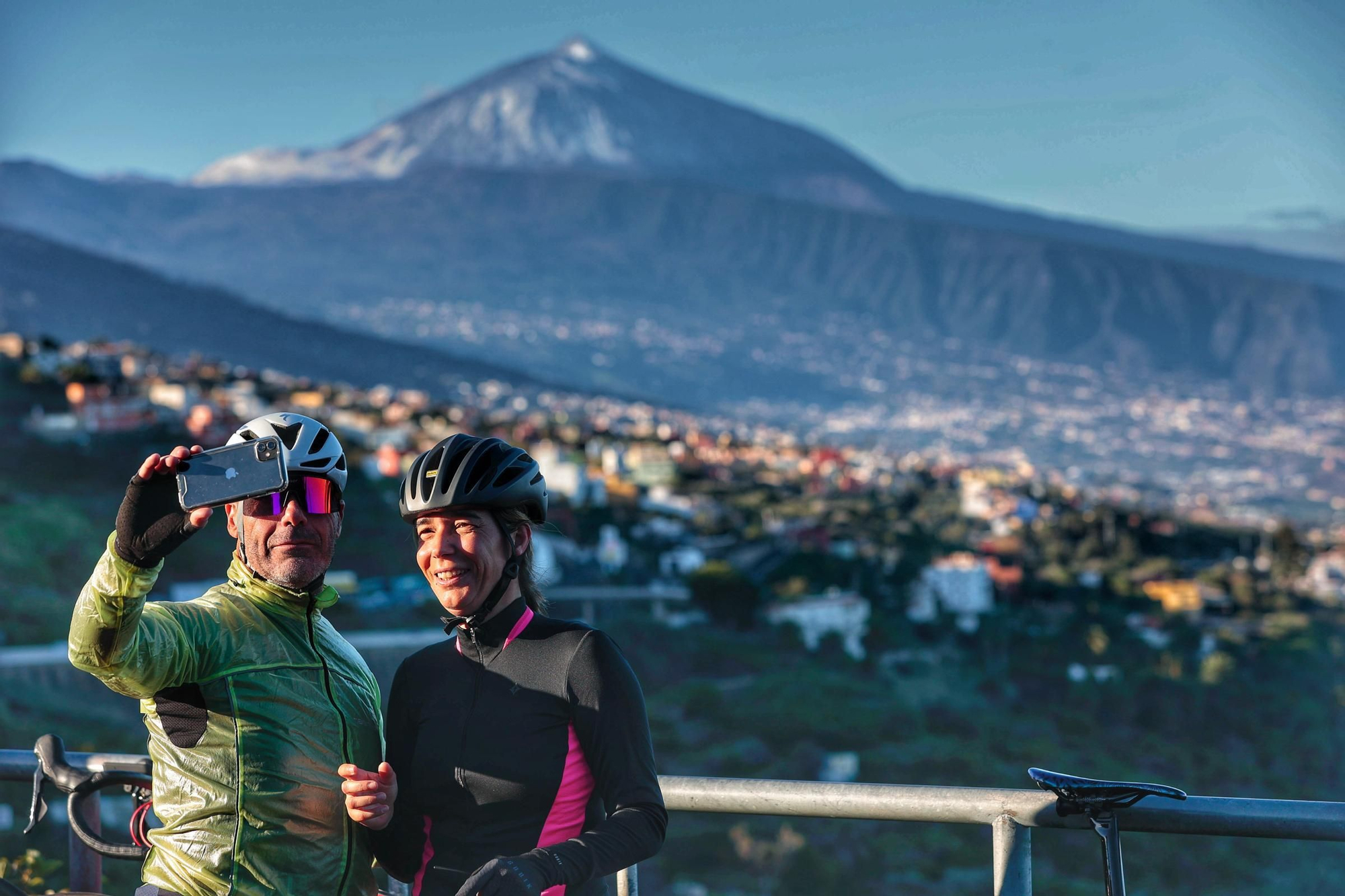 El Teide 'regala' a los tinerfeños un manto nevado por Navidad