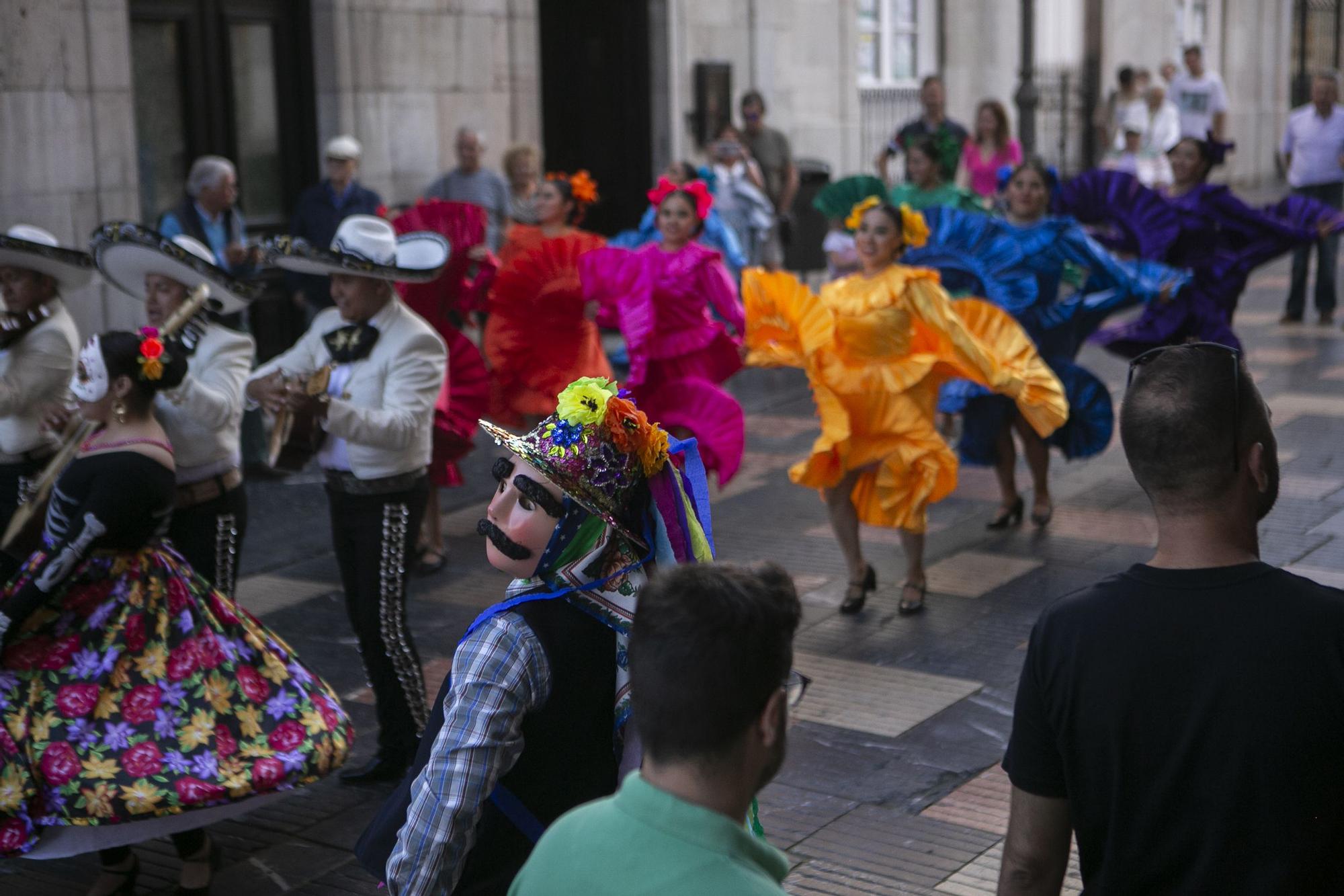 El festival de música y danzas populares llena las calles de Avilés de color