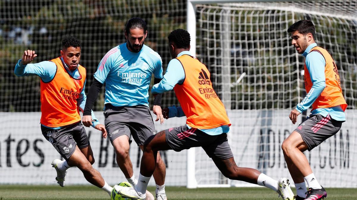 Los jugadores del Real Madrid, durante un entrenamiento previo al partido ante el Granada