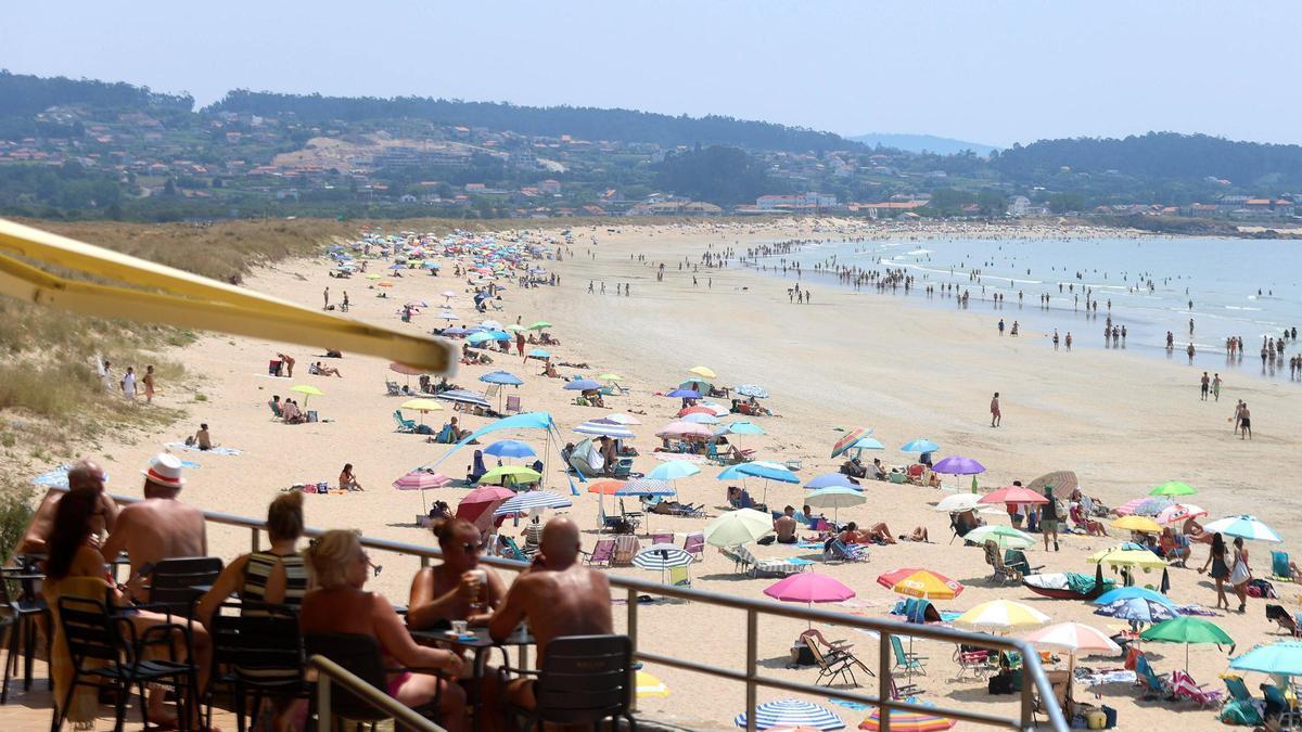 Bañistas en la playa de A Lanzada, en O Grove, este verano.