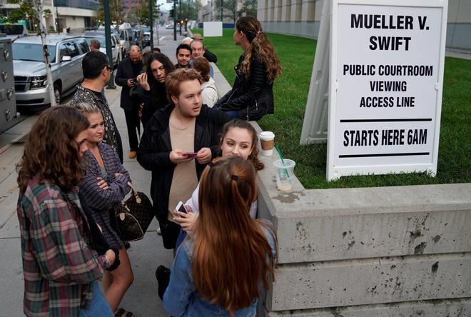 Fans de Taylor Swift haciendo cola para la sala de visualización de su juicio