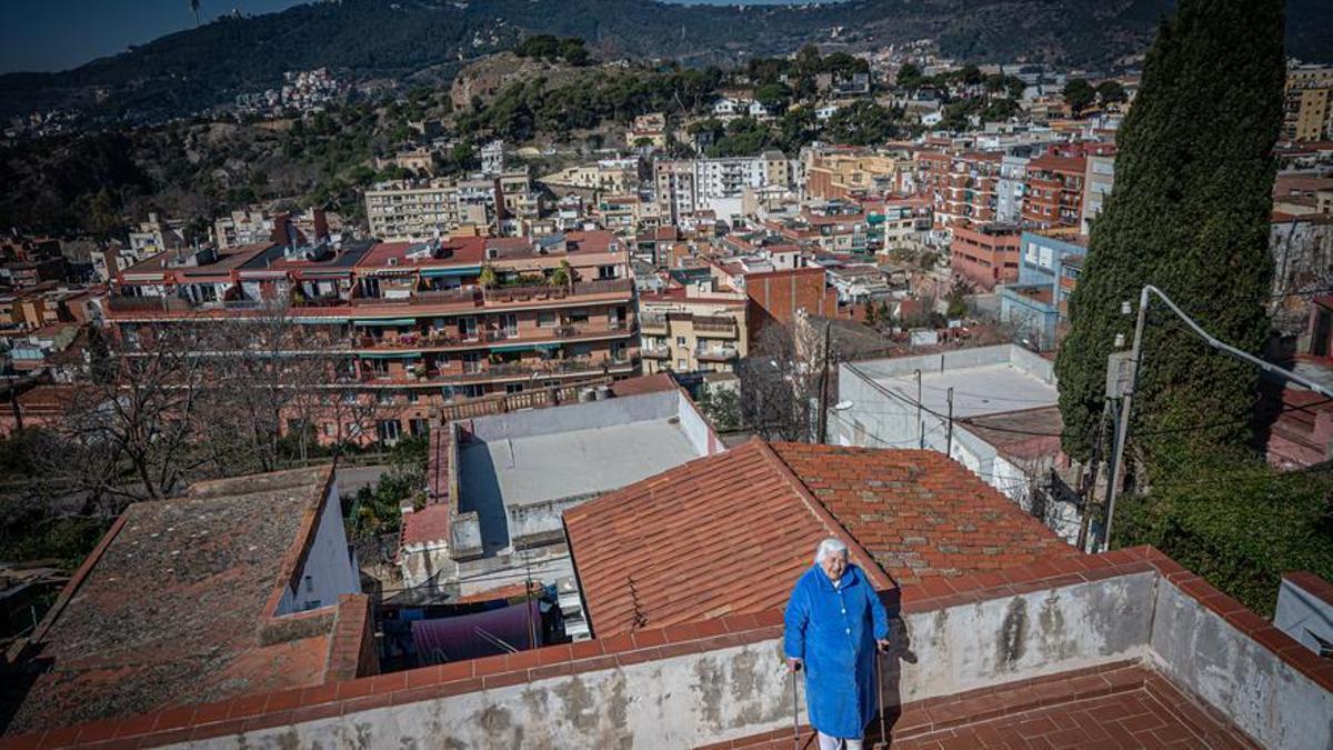 Mari Carmen, una vecina octogenaria del Carmel, que lleva años confinada porque la salida de casa y la calle son todo escaleras.