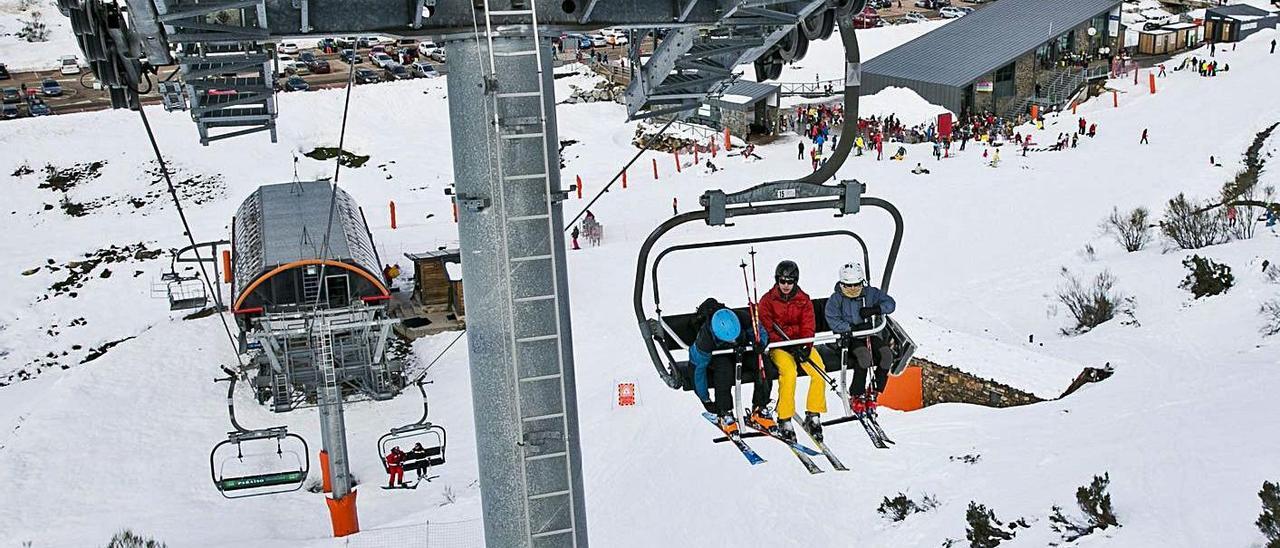 Unos esquiadores, en uno de los remontes de Fuentes de Invierno. | Irma Collín