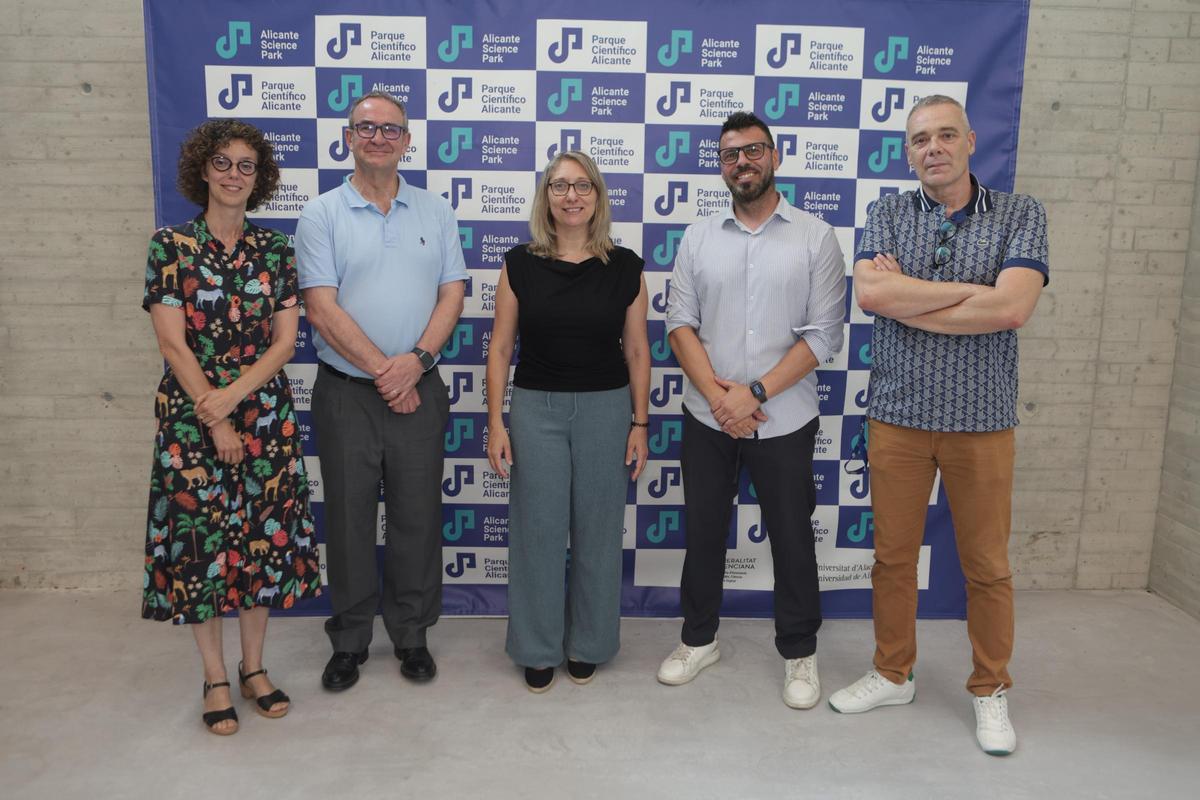 Olivia Estrella, responsable de desarrollo estratégico del Parque Científico; Esteban Pelayo, gerente; María Jesús Pastor, vicerrectora de la UA; Fernando Tomás, CEO y fundador de Conwork; y Héctor López, responsable de comunicación del parque