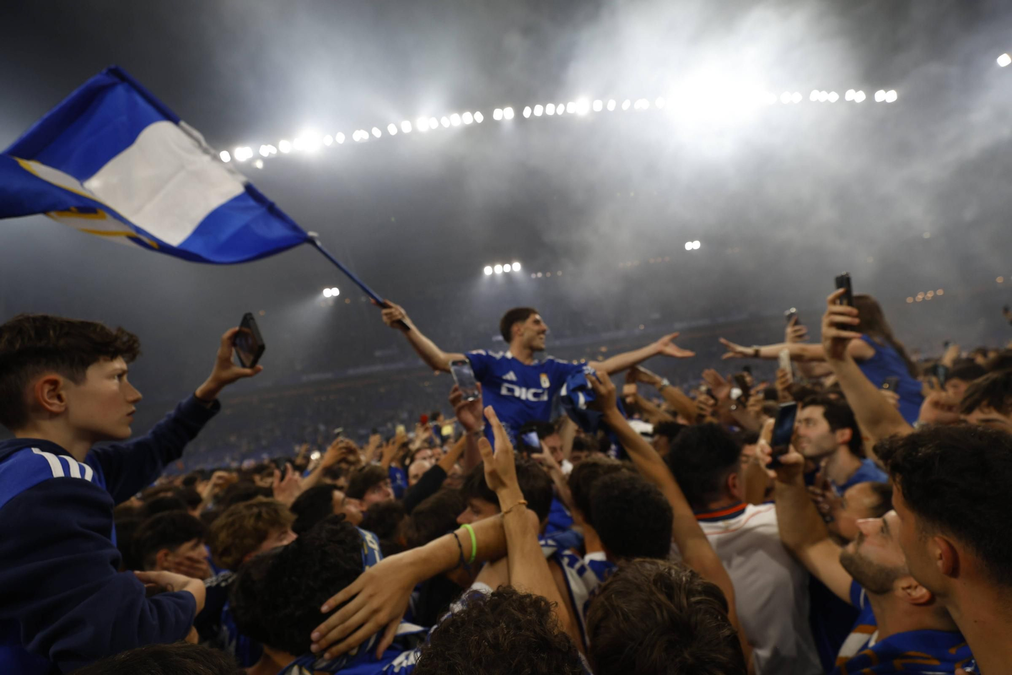 EN IMÁGENES: Así se vivió en el Carlos Tartiere la noche del ascenso del Oviedo a Primera División 24 años después