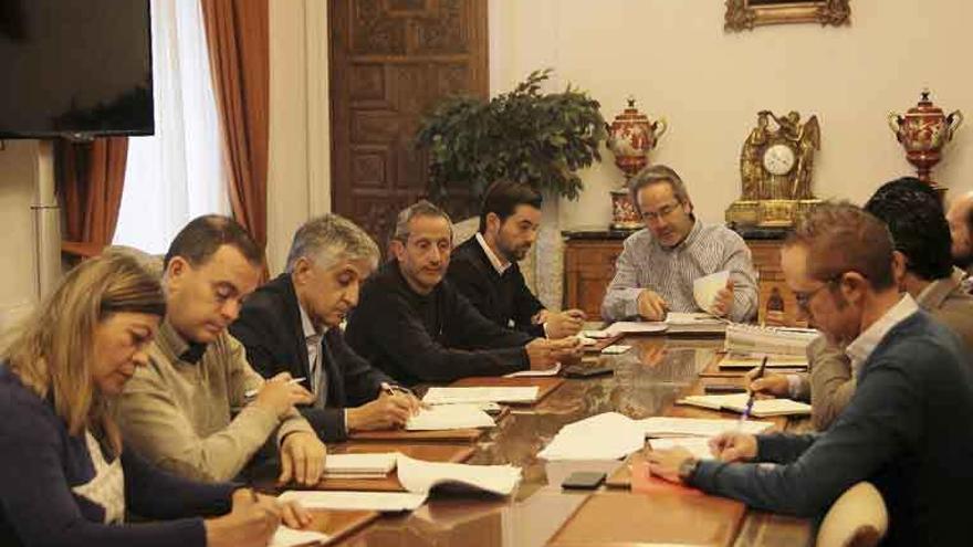 Reunión celebrada ayer en el Ayuntamiento para tratar los problemas del ARI de Los Bloques.