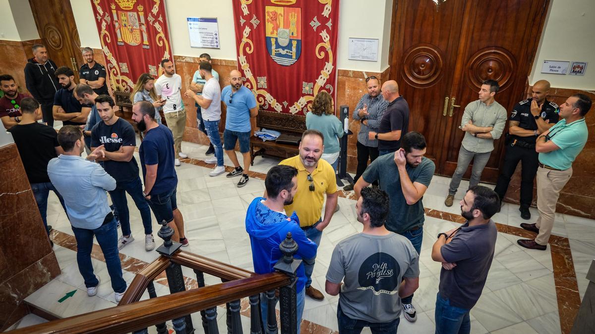 Los policías locales en el Ayuntamiento de Badajoz para entrar en el pleno del pasado mes de mayo.