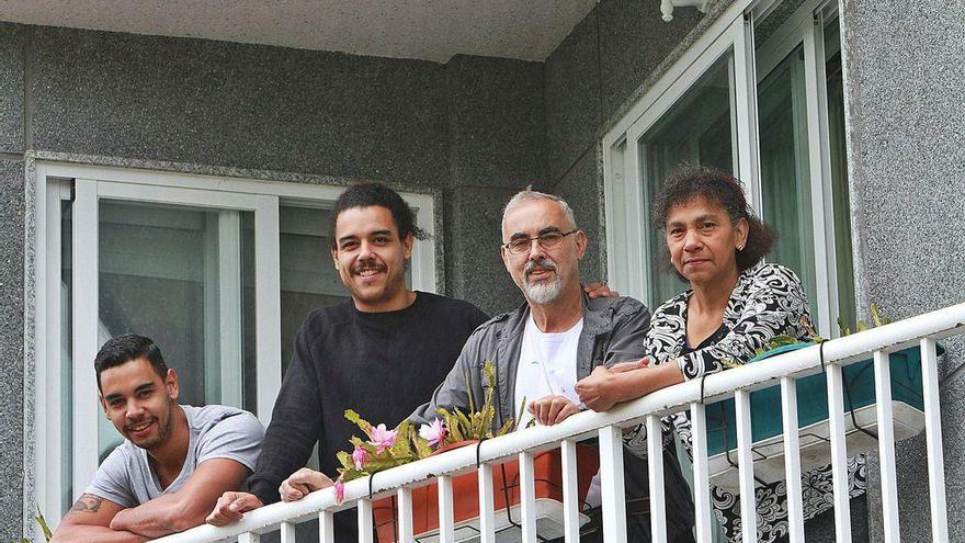 Darío, Viti, José y Amanda, este sábado ya con una sonrisa en el piso familiar de Celanova.