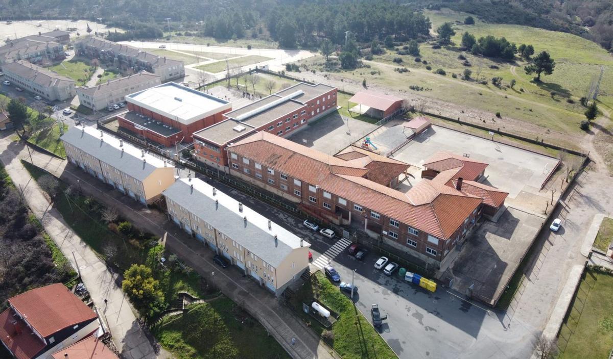 Al fondo de la imagen y en primer término, anteriores promociones de casas de protección oficial en la villa. | CH. S.