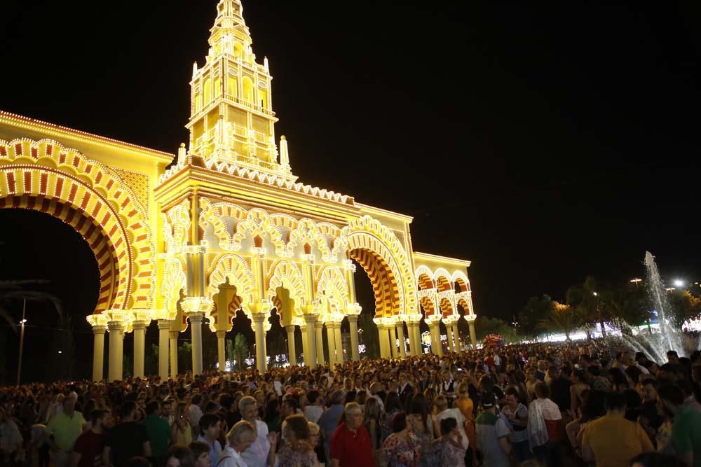 Luces y fuegos artificiales dan inicio a la Feria