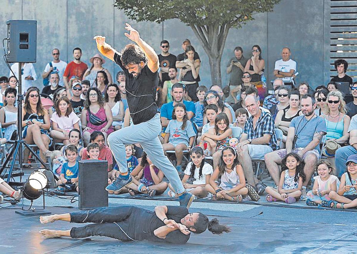 Actuació del grup A Tope a la plaça davant dels jutjats