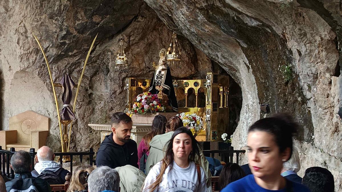 En imágenes: Lleno en Covadoga durante la Semana Santa