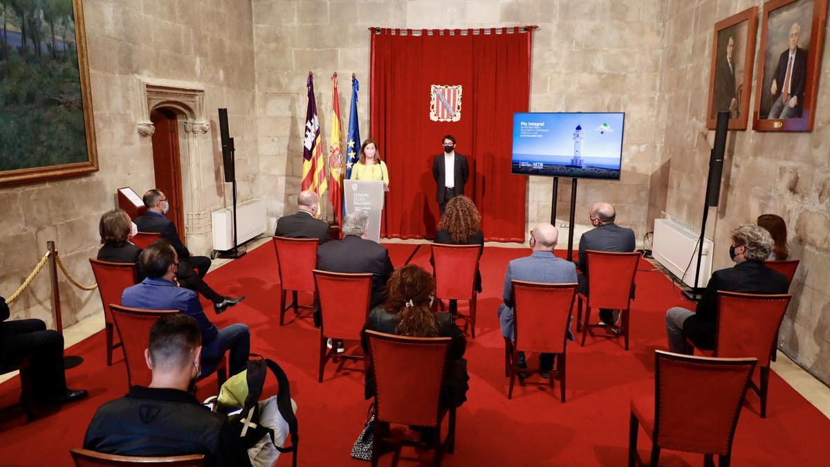 La presentación de Armengol y Negueruela del plan de reactivación turística ha sido en la capilla del Consolat de Mar