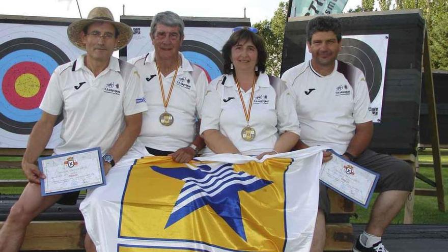 Los zamoranos posan con sus medallas y diplomas.