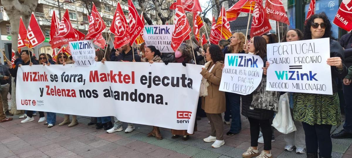 Los extrabajadores de Zelenza Cex protestan este lunes en la glorieta Sasera de Zaragoza.