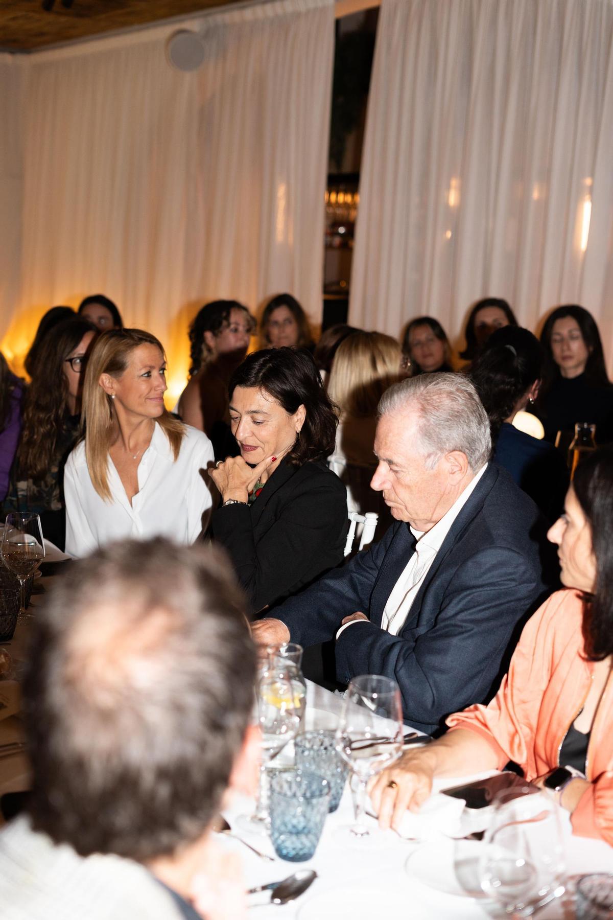 Silvio Elías, fundador de Veritas  y principal accionista del club, Maria Eugenia Gay, teniente del alcalde de Barcelona, durante el lanzamiento de la iniciativa (IN)visibles en Juno House.
