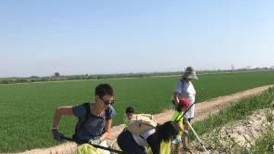 Una familia recoge residuos en una parte de l&#039;Albufera.