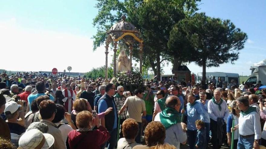 Numerosos romeros acompañan a la Virgen del Rosario.