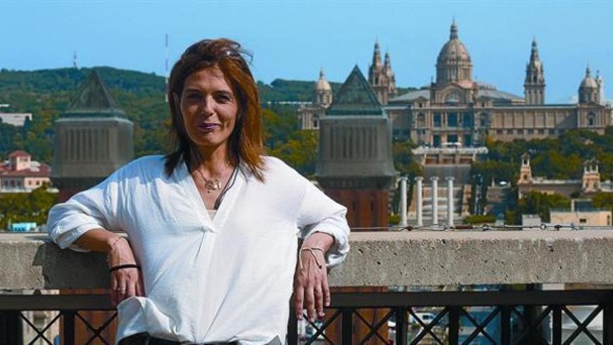 Yolanda, en la terraza del HC Barcelona Plaza con Montjuïc tras ella.