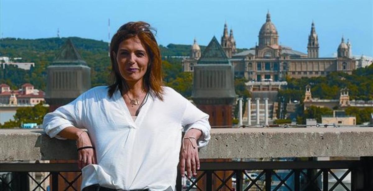 Yolanda, a la terrassa de l’HC Barcelona Plaza amb Montjuïc al darrere.