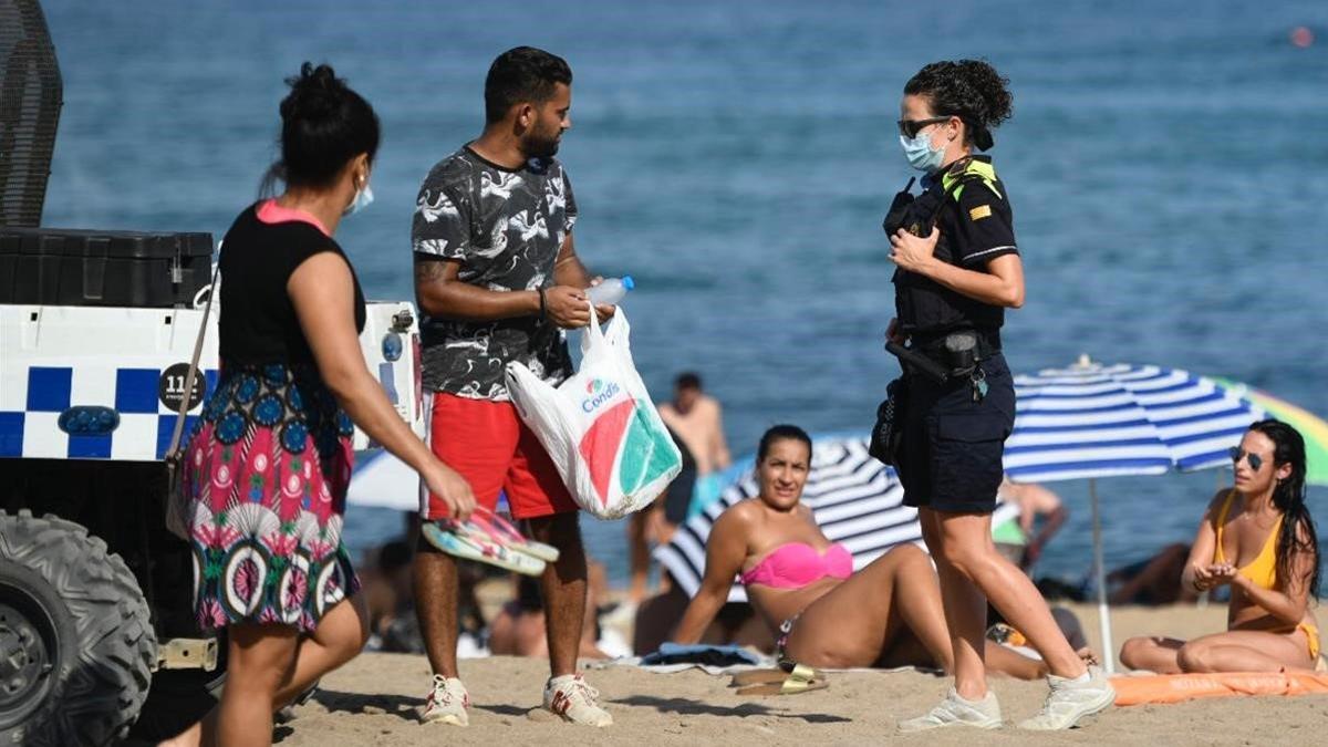 La Guardia Urbana patrullando por la playa de Barcelona