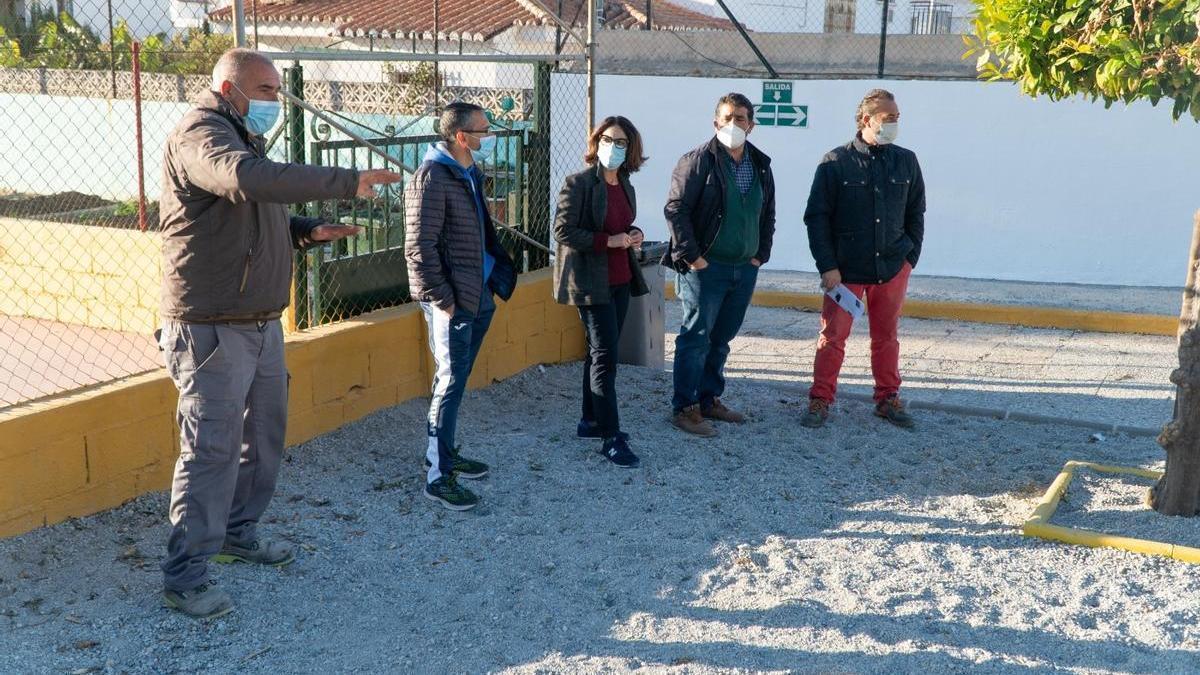 La edil de Educación, Gema Laguna, visita la zona de grava del CEIP Narixa que se va a hormigonar y acondicionar con césped artificial.