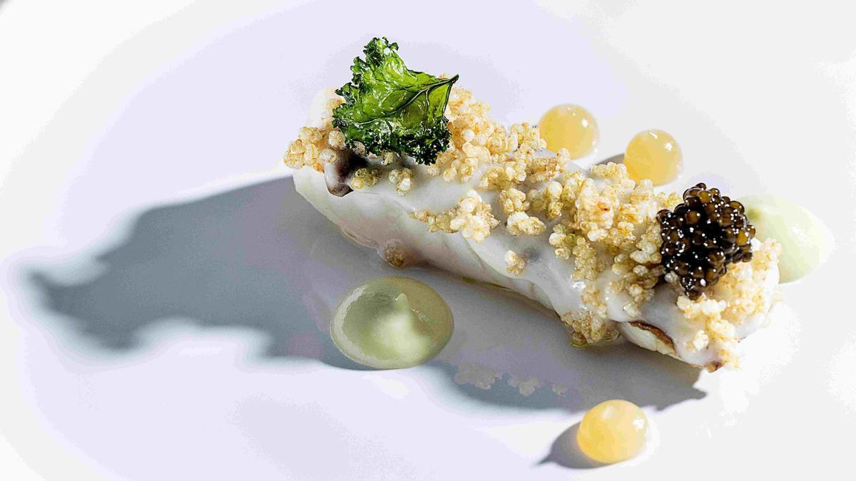El rodaballo asado con emulsión de su refrito y crema de piparra del restaurante Oria.