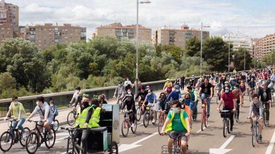 300 ciclistas recorren Zaragoza para celebrar el día mundial de la bici