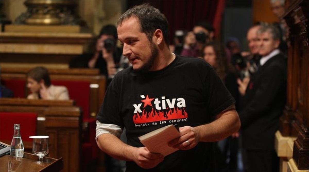 David Fernàndez, con una camiseta con el lema ’Xàtiva renaix de les cendres’, en el pleno de investidura de Artur Mas, el 21 de diciembre del 2012.