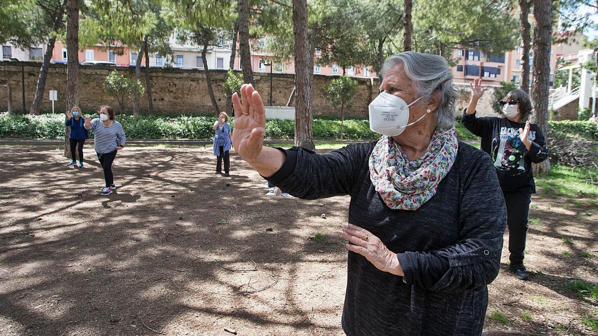 La vacunación permite a 
los mayores salir a la calle 
a hacer ejercicio, como muestra 
esta imagen tomada ayer 
en València.  FERNANDO BUSTAMANTE